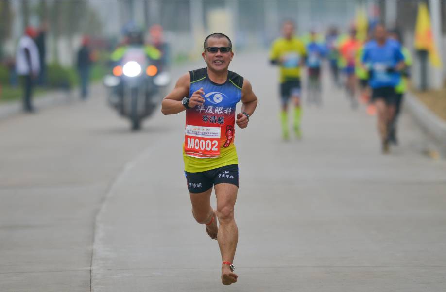 赤脚大仙李清模一位九天跑四场马拉松的奇男子