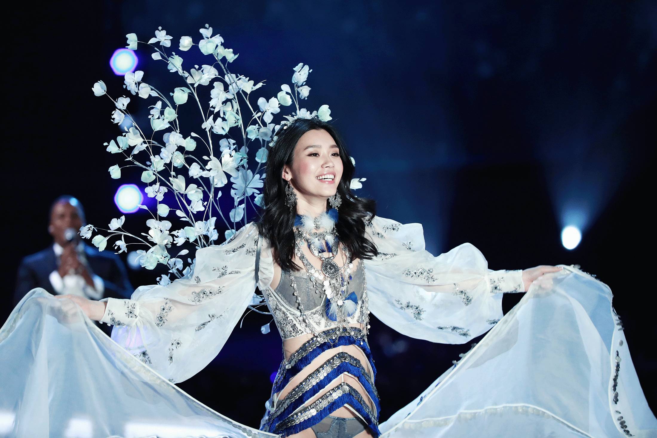张靓颖是这个环节的表演嘉宾,也是维密史上第一个亚洲表演嘉宾