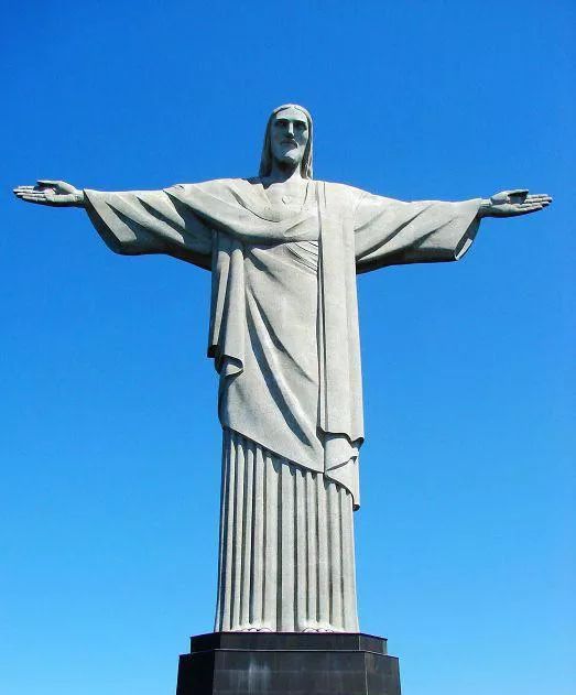 山顶上有世界著名的里约热内卢耶稣像,此基督像高三十八米,宽二十八米