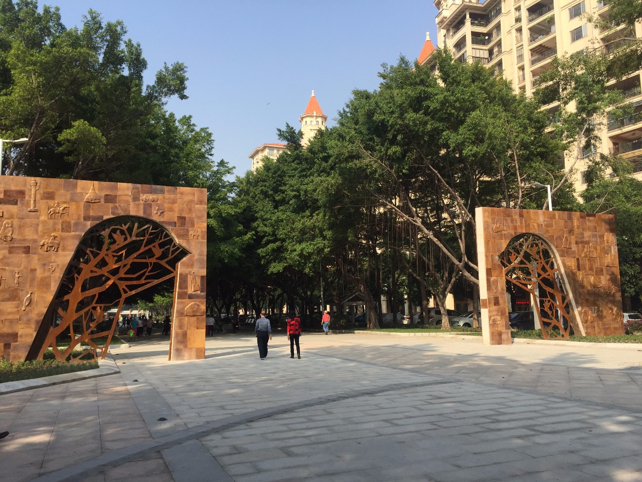 改造完成后的亚艺公园东入口广场东入口广场在入口处设置了两面文化