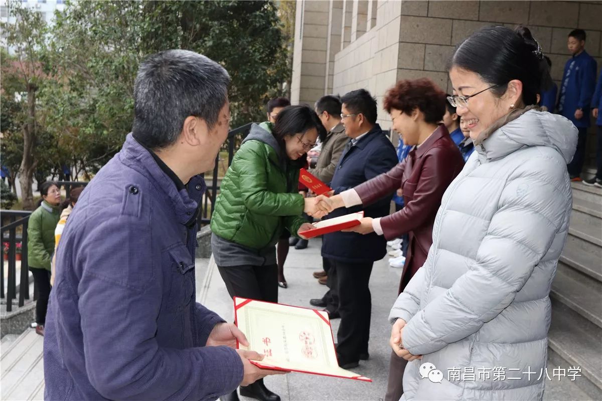 校领导为王玉林,刘冬萍,万铭,淦萍,徐京洪五位教师颁发荣誉证书"三尺