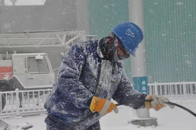 今日小雪冬天沉浸在下雪带来的快乐的同时感谢这些默默付出的人们