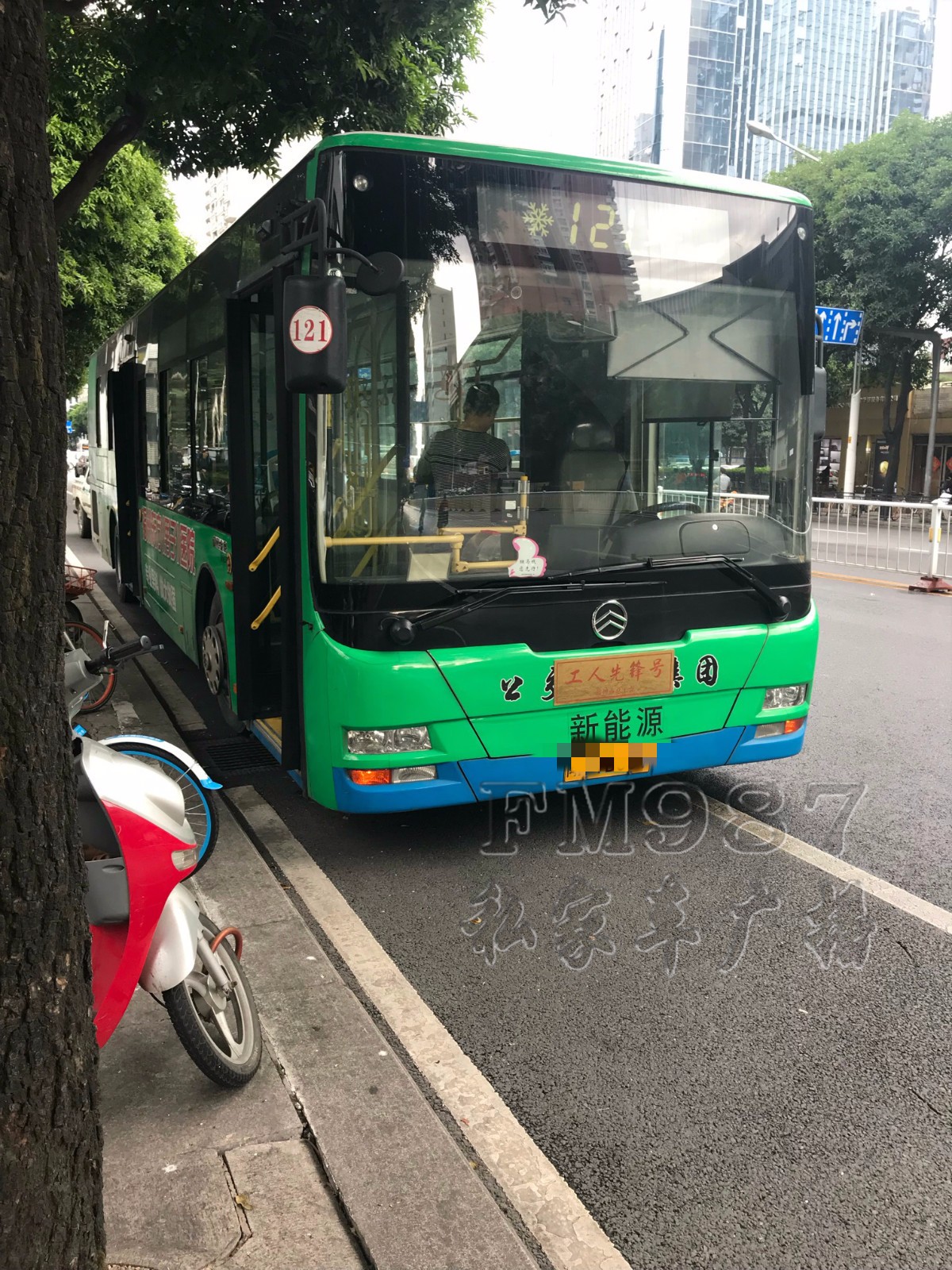 【突發】福州五四路公交車撞電動車,路人合力推車救人