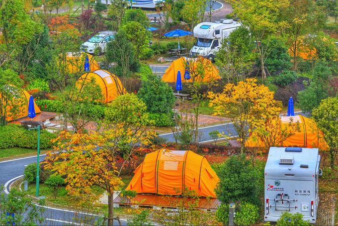 黄山脚下有一个全国最大的露营地,很多人开车来这里夜宿