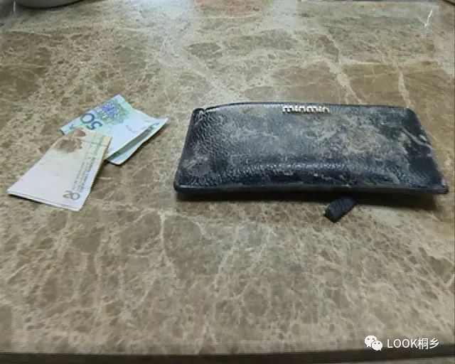 今天下午,崇福店街塘村的这位老党员捡到一个钱包,里面有5000多元现金