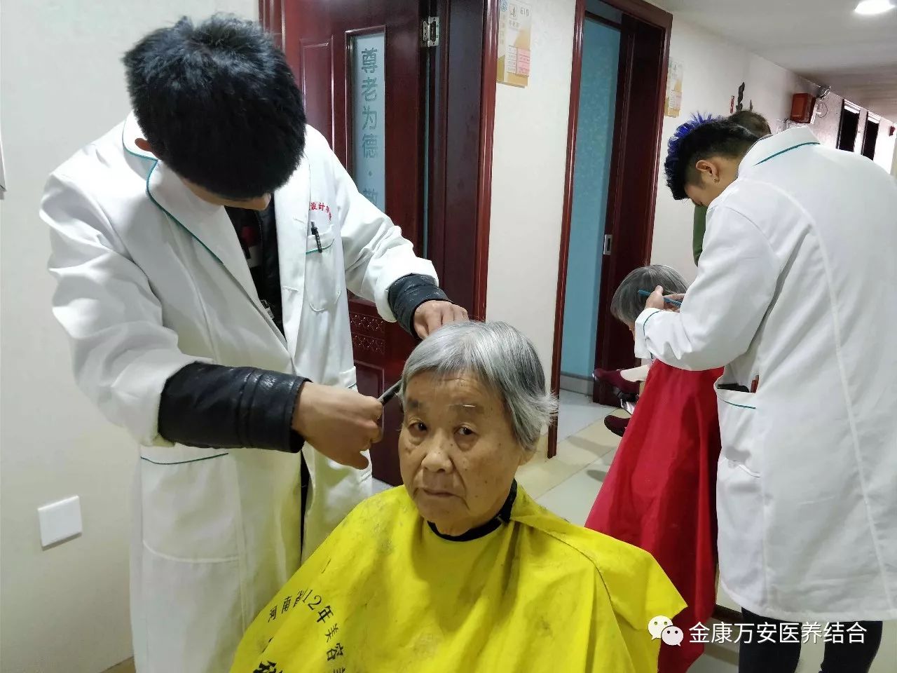 志愿者熟练地拿起围布,剪刀,边理发边跟老人们聊聊家常,理好发的老人