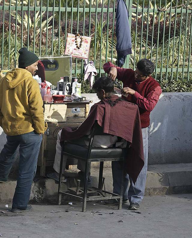 印度街头理发图片