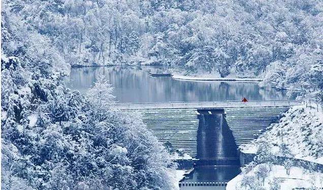 晚来天欲雪,能饮一杯无?