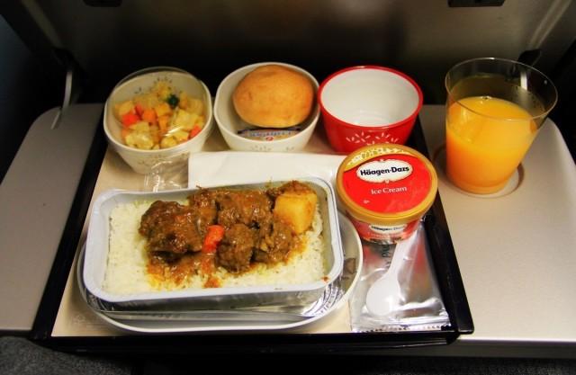 国泰航空为了给乘客提供美味新鲜的飞机餐也是下了血本了,在上飞机上
