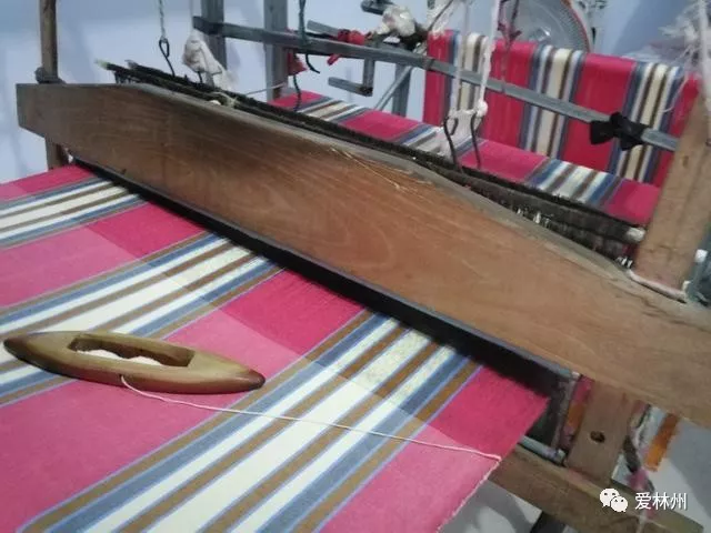 林州村民用手工织布机做老粗布一条卖200元