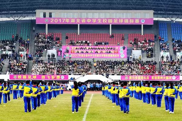 这是来自湖北省沙市中学的200名啦啦操运动员,他们动感的乐曲奏出