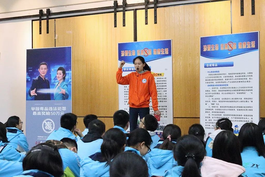 成都市玉林中学芳草校区学生参加行动起来向青春零艾滋迈进活动