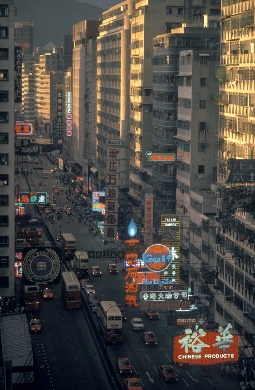80年代的香港老照片被霓虹灯覆盖的喧闹都市