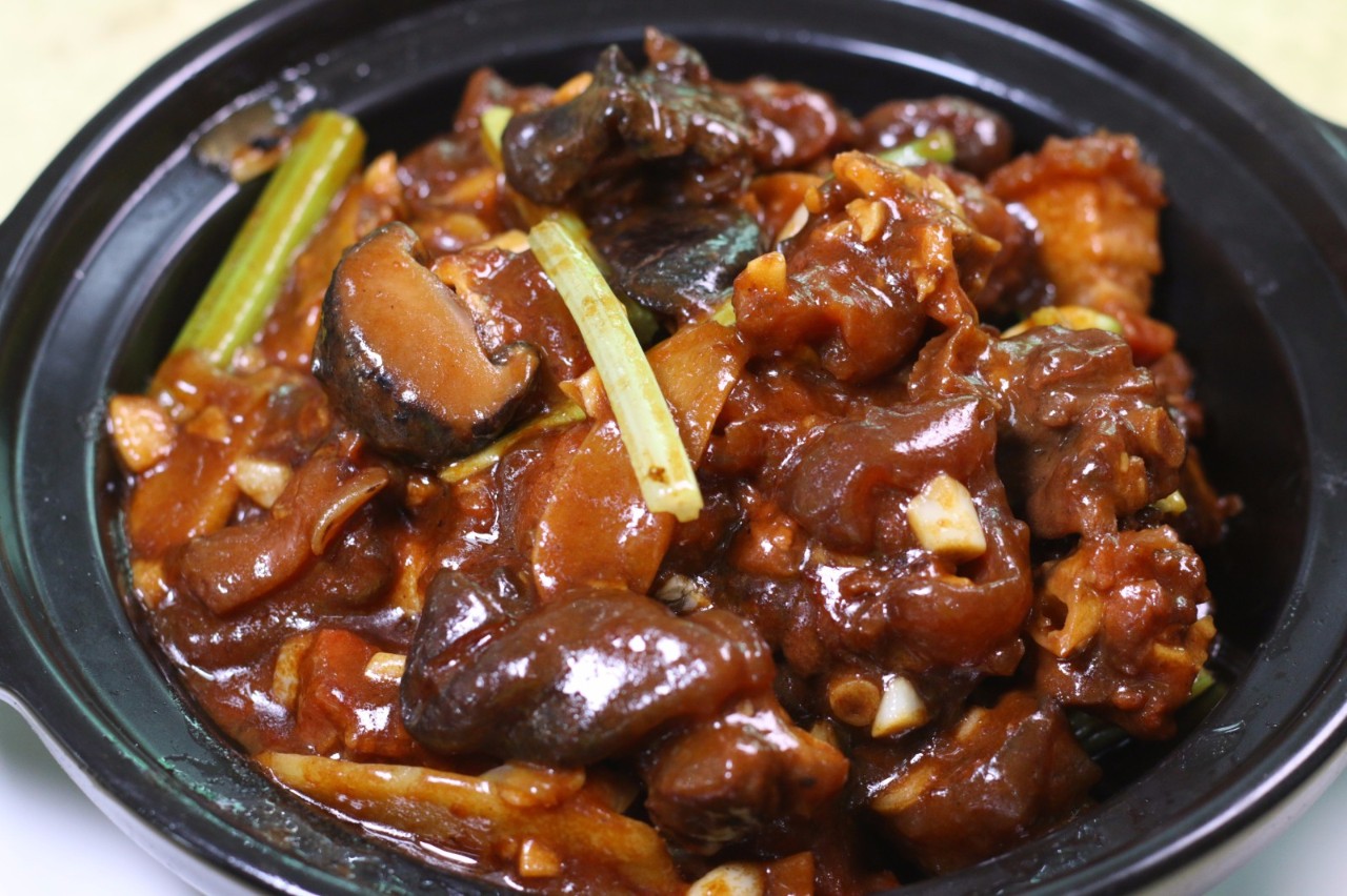 招牌红焖鳄鱼龟煲2土茯苓炖龟汤是广东一带的传统名菜,属于粤菜系