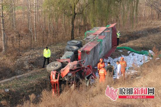 車禍!臨沂一貨車凌晨衝下高速 車內人員一死一傷