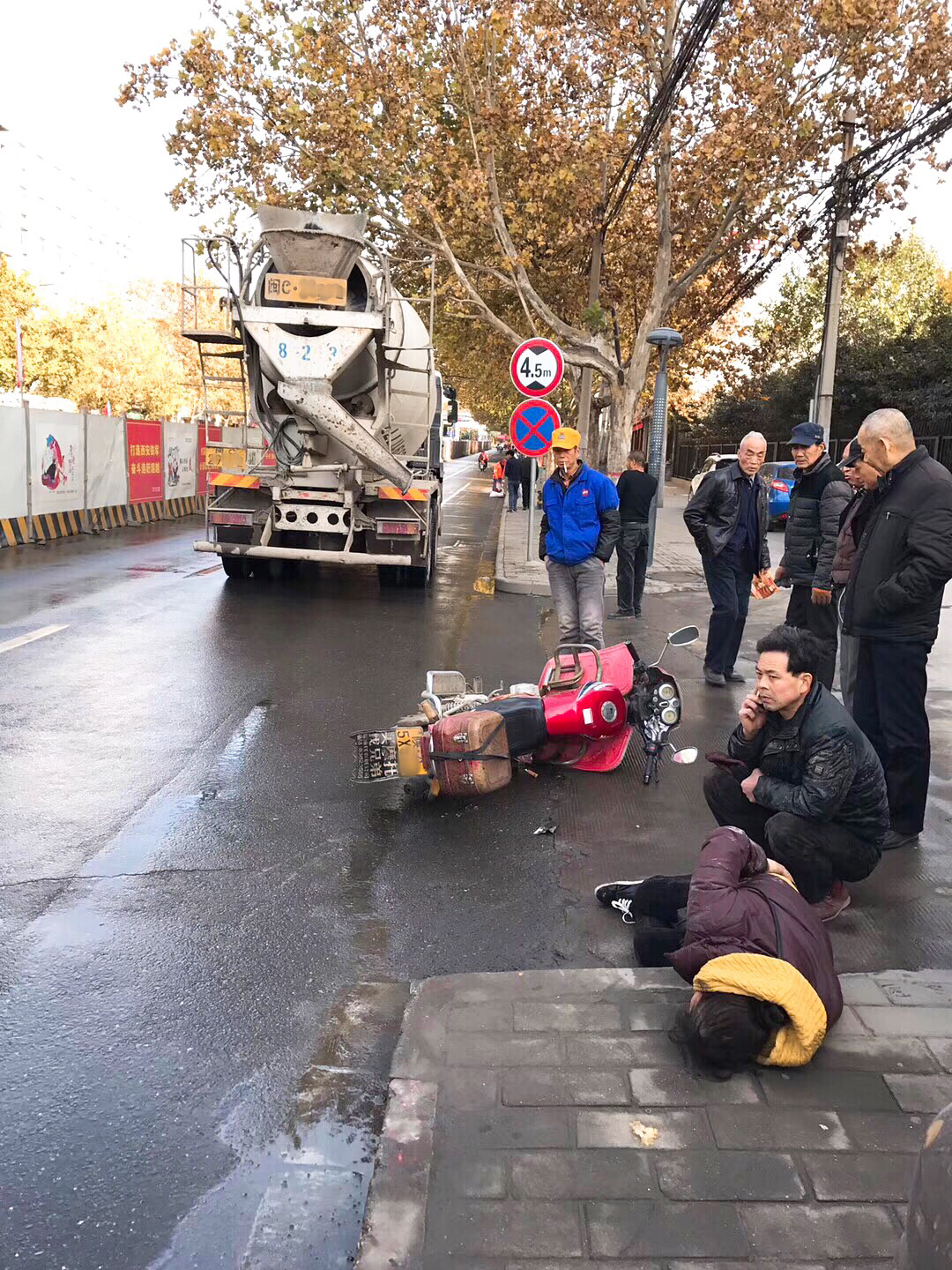 临潼水泥罐车撞上摩托 女子倒地疼痛难忍