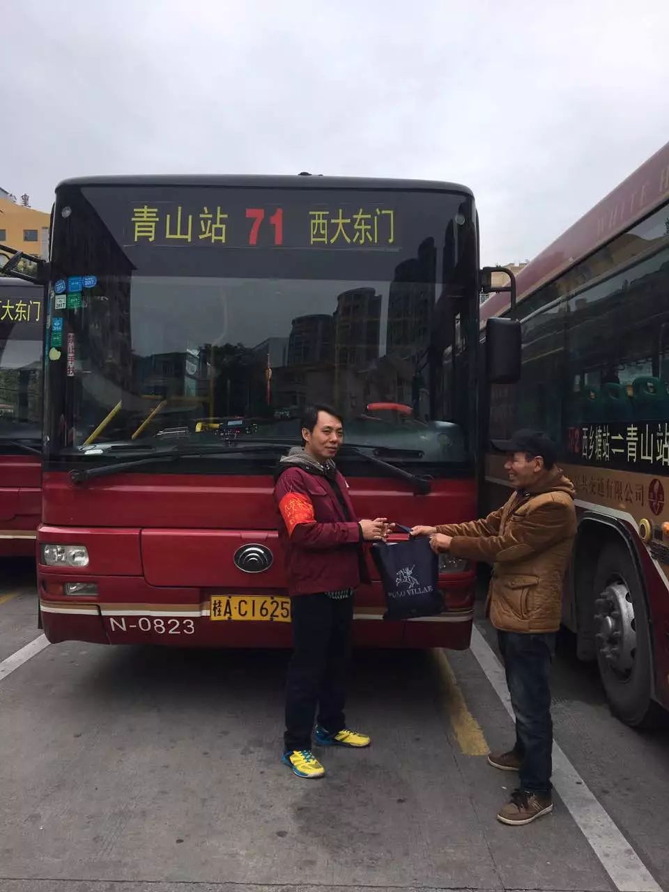 公交車好人好事傳遞能幫就幫南寧精神