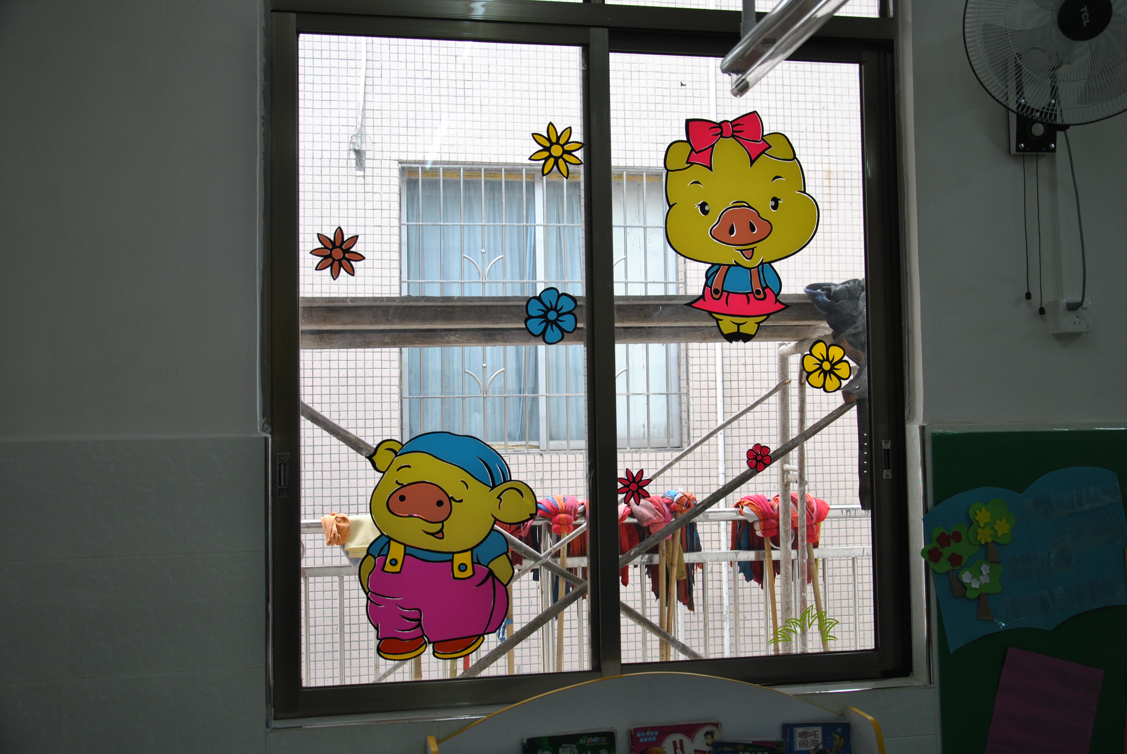 幼儿园卡通玻璃窗贴实拍图,美美哒!