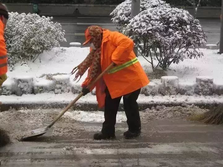 但环卫工人们却仍旧"赤手"工作