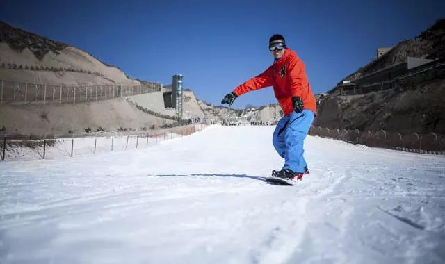 劃和媽媽一起打雪仗咯~小小工程師這樣玩雪才好玩采薇莊園四季滑雪場