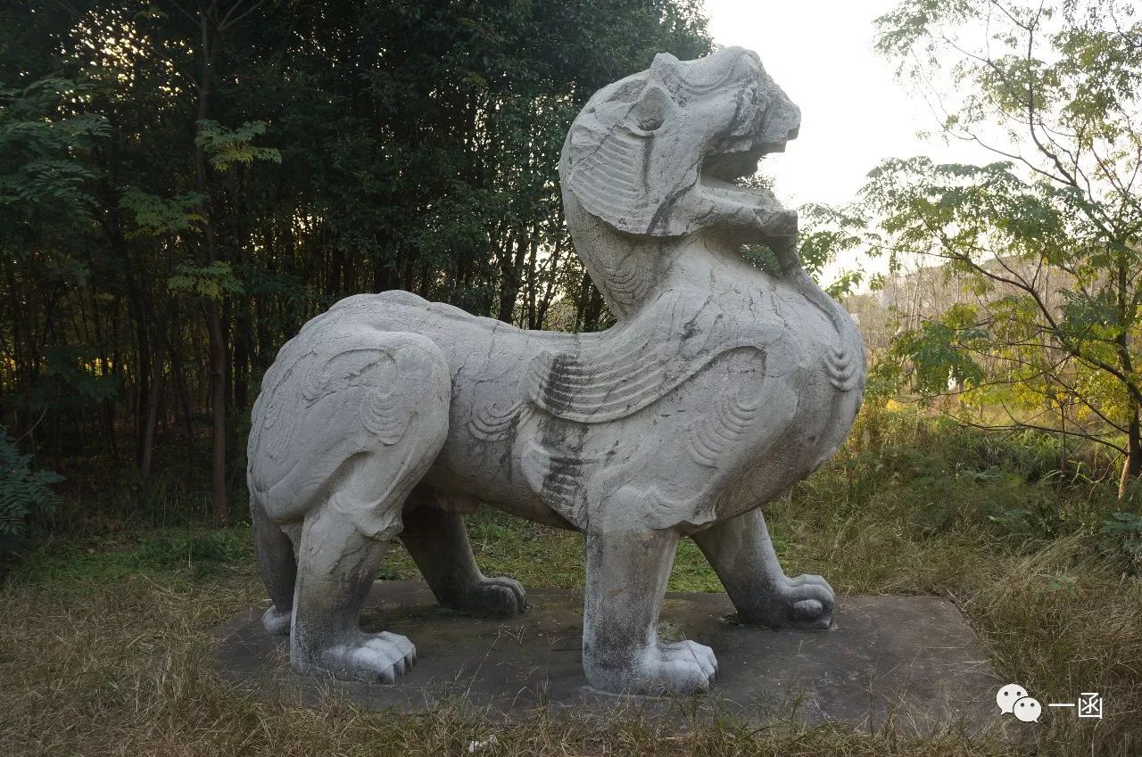 帝庄陵右石兽(麒麟)传梁简文帝萧纲庄陵神道石刻(实为梁敬帝萧方智陵