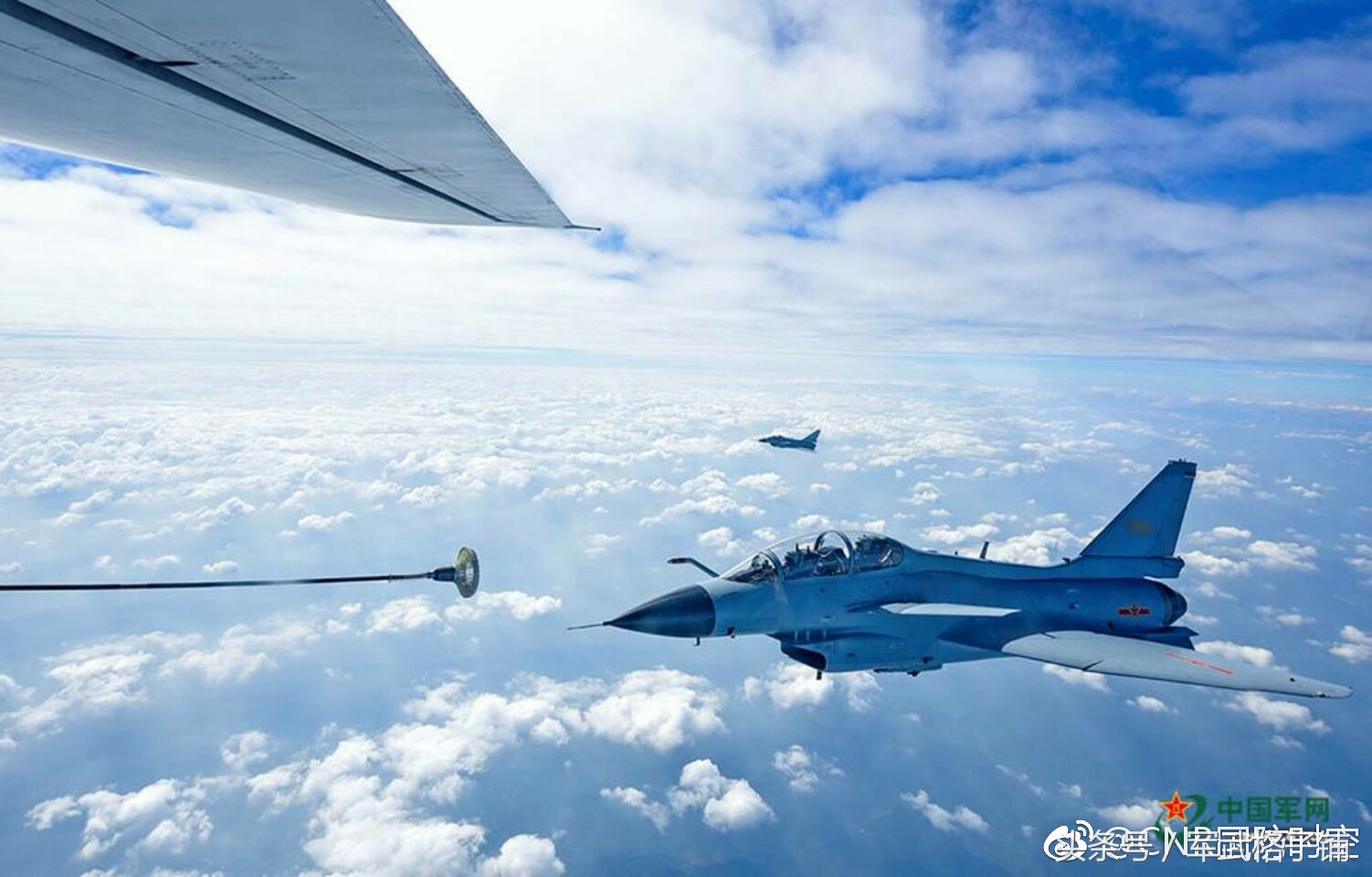 罕见战机机舱视角:看两架国产某型三代战机蓝天上演激吻