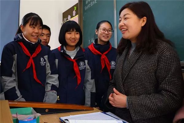 代表們還參觀了上海市蒙山中學,金山區第二實驗小學,金山區興塔小學和