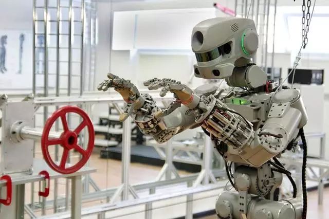 俄罗斯科学家推出战斗机器人不玩后空翻只会开枪