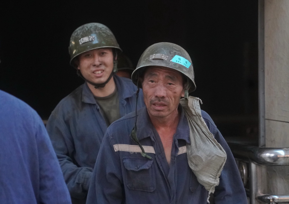 问起工资,有人告诉我在第一线的采煤工人,满勤可以挣6000元,而配套