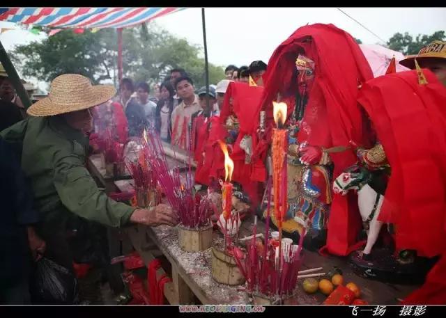 外國人也對海南的民俗產生濃厚興趣公祖附身,神情怪異公祖在小夥子