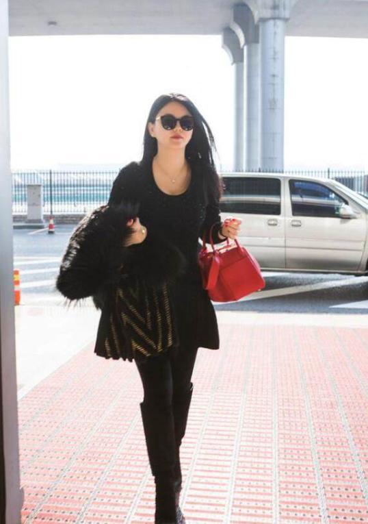 李湘现身机场,一身黑衣看上去好像瘦了,网友:这是p的吧?