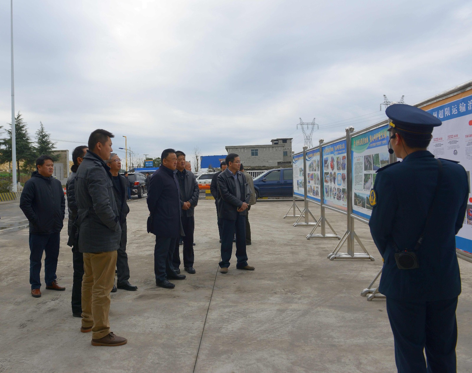 在瓮安公路管理段营定街超限检测站,检查组通过仔细检查超限工作窗口