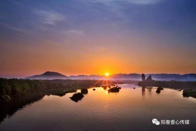 44多云晴间11-19℃东北风微风鱼王石是阳春八景之一漠阳古韵的一个