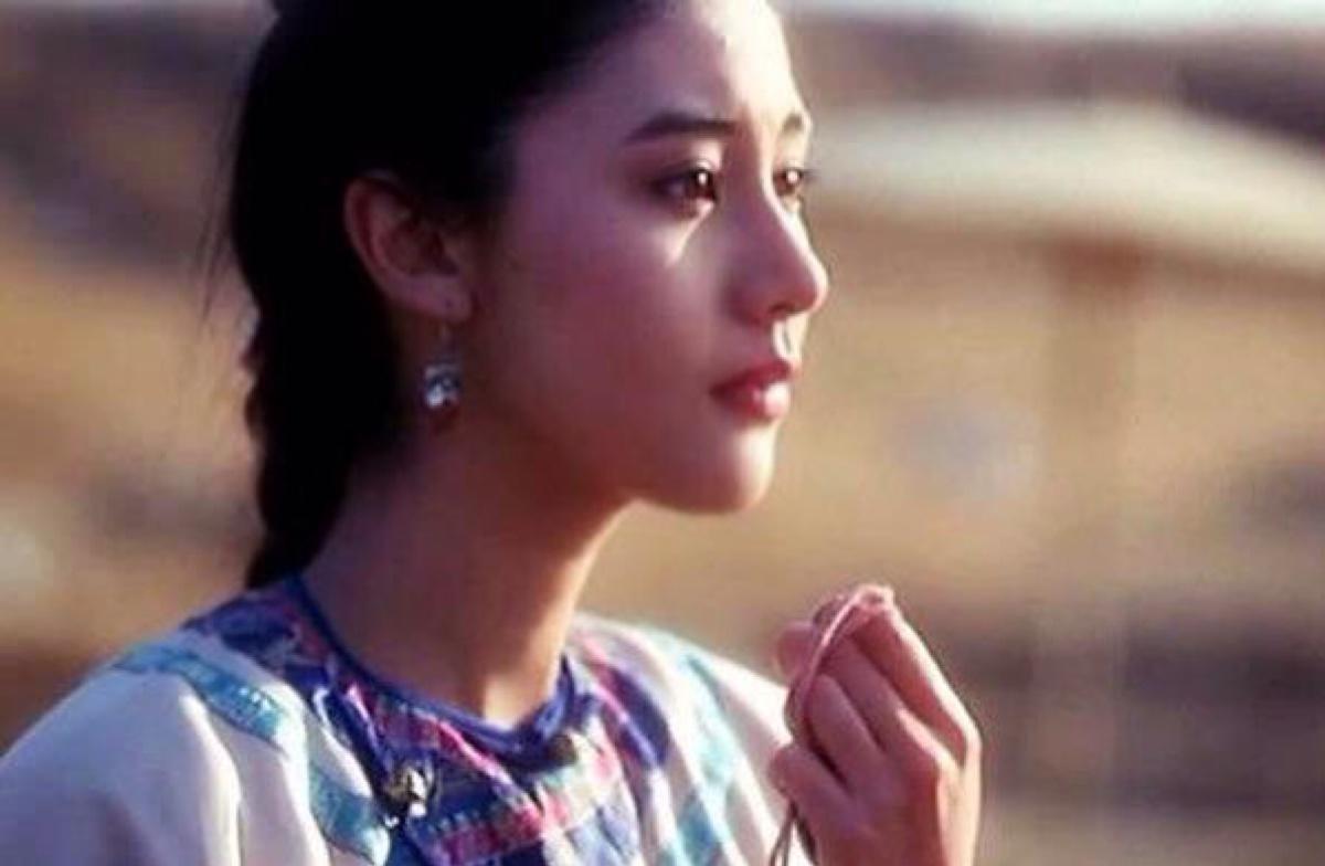 情同姐妹,90年王祖贤已是大红大紫的人物,而出演这部剧的李嘉欣才20岁