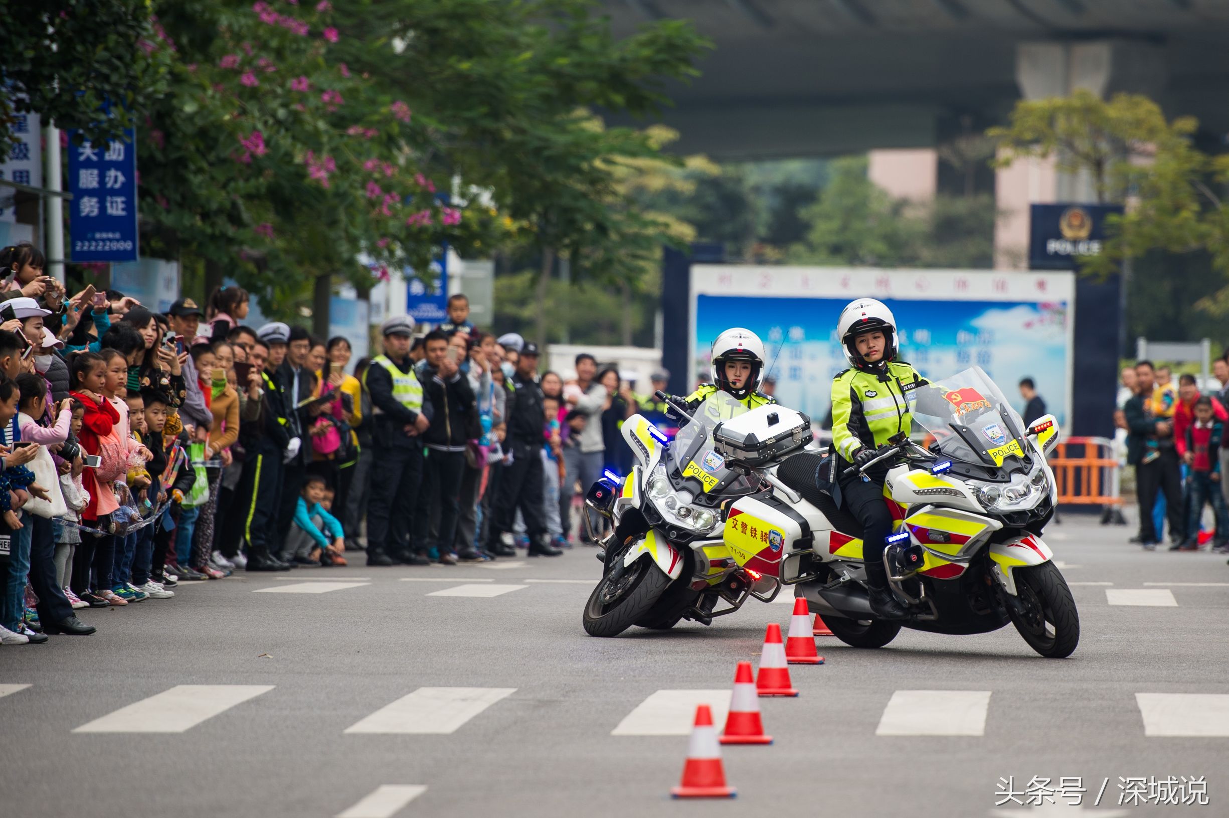 女鐵騎隊員帶來摩托車繞樁表演,觀眾特別多.