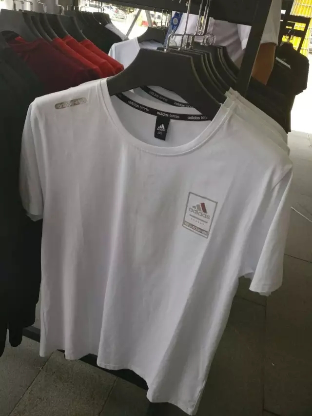 阿迪实体店有高仿的衣服吗,特意为你解析