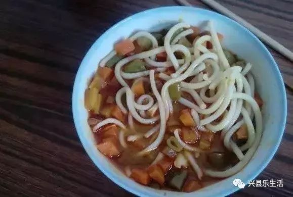 壓下一碗河撈麵,打滷雜醬澆得全豆麵圪坨加莜麵,豆角燜面吃得飽擀麵揪