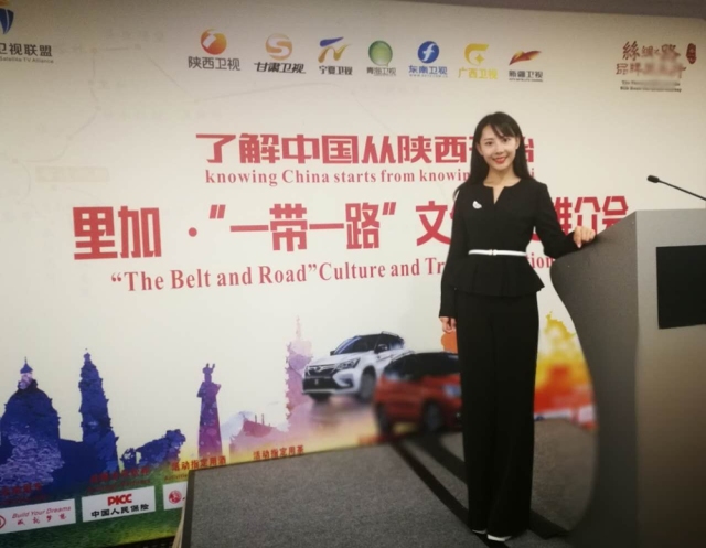 郑玥在此行中不仅要主持文化经贸活动,也要进行沿线的新闻报道
