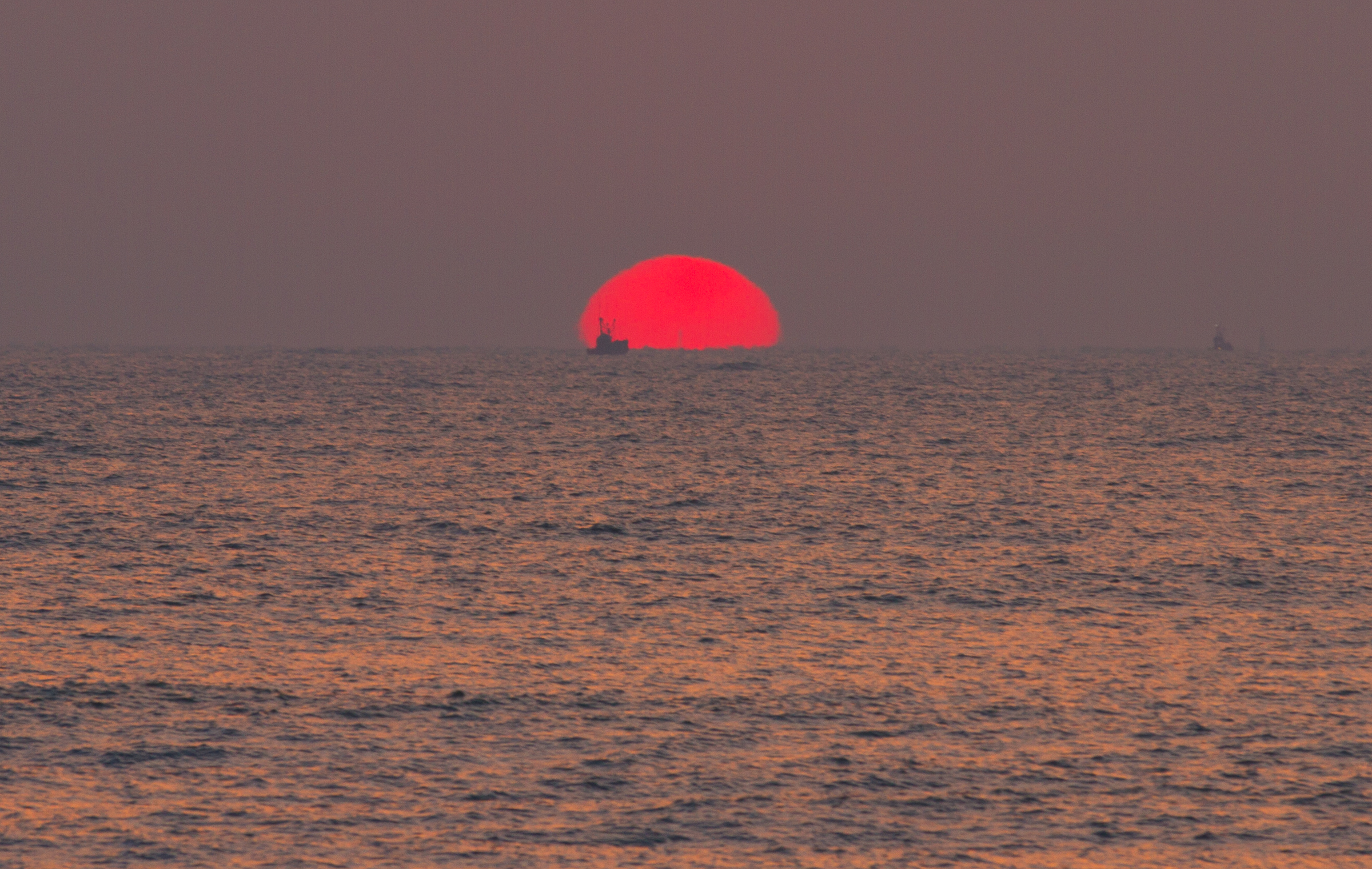 冉冉出海的红太阳