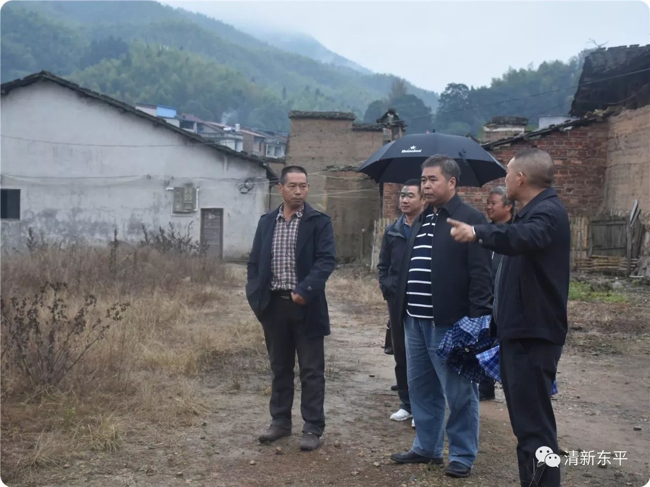 张行书冒雨轻车简从深入东平镇西表村走访调研贫困村建设及脱贫工作