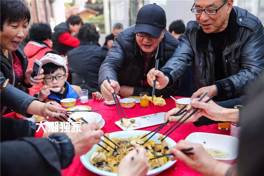 今天 海宁这里有400多人一起在街上吃饭!近万人围观!