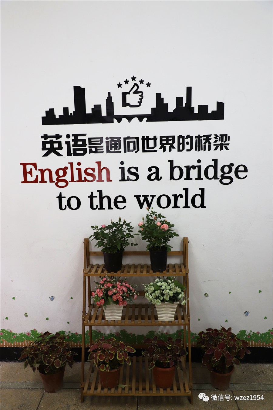 走進英語組辦公室引面而來的是english is a bridge to the world 