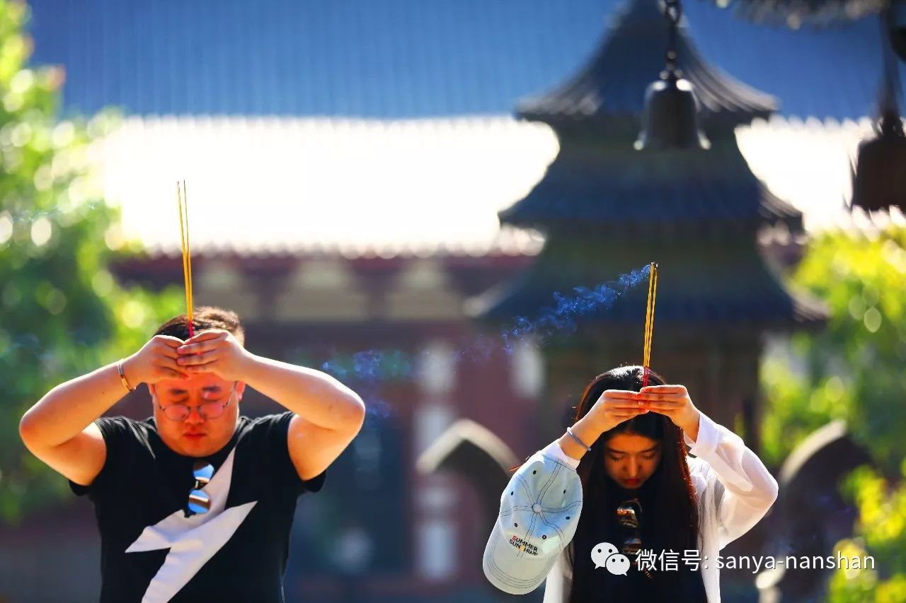 资料图:游客信众在南山寺佛七法会中烧香祈福在三亚南山寺的金堂里,就