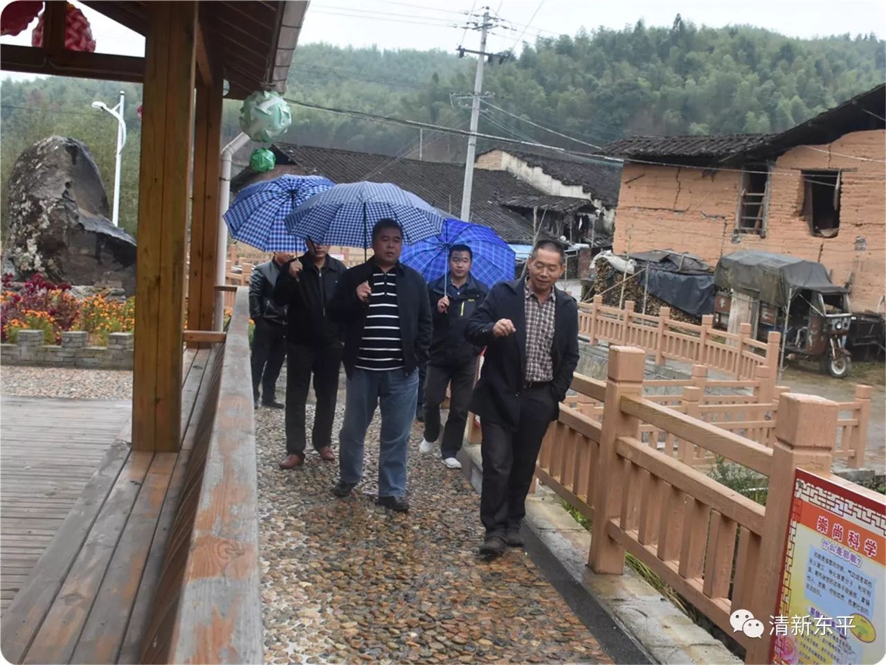 张行书冒雨轻车简从深入东平镇西表村走访调研贫困村建设及脱贫工作