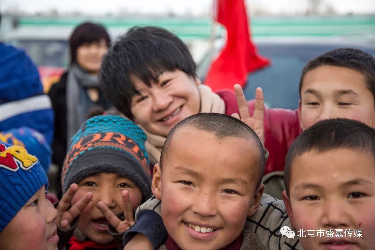 孩子们期盼的眼神.分类学习用品.到达萨尔胡松乡小学.途中颠簸的道路.