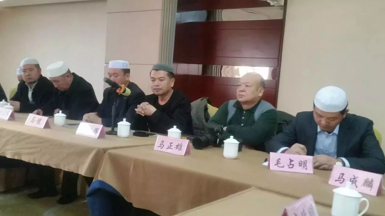 于哈桑马俊合影于甘宁两地书画交流论坛天水 与西安民族文化馆馆长