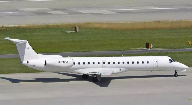 erj-145 是在emb-120 基礎上研製的,機身截面相同,採用單通道,2 1的