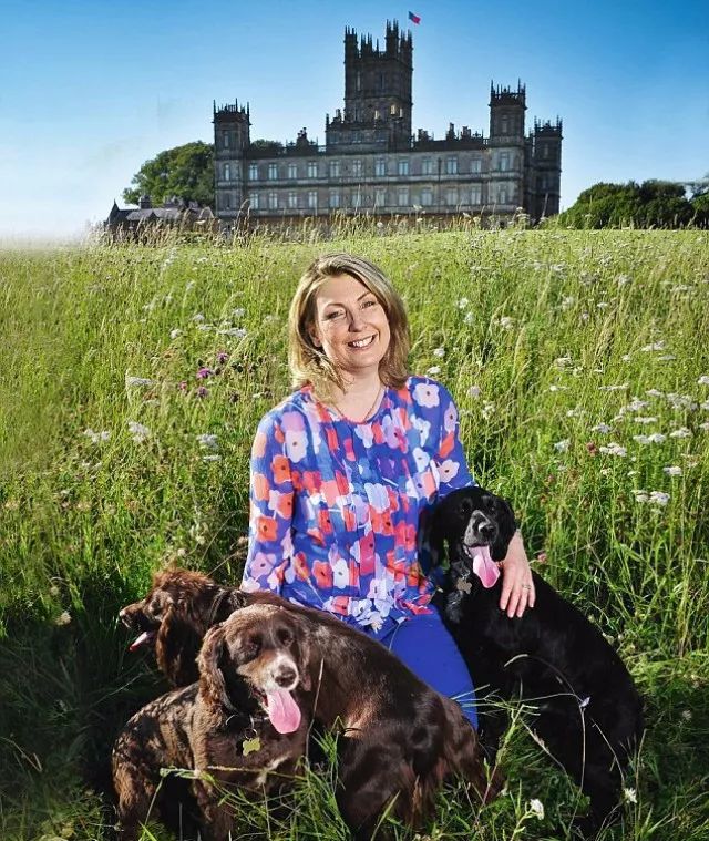 那个养了七条狗的第八世卡纳封伯爵夫人,每天在"唐顿庄园"里做些什么
