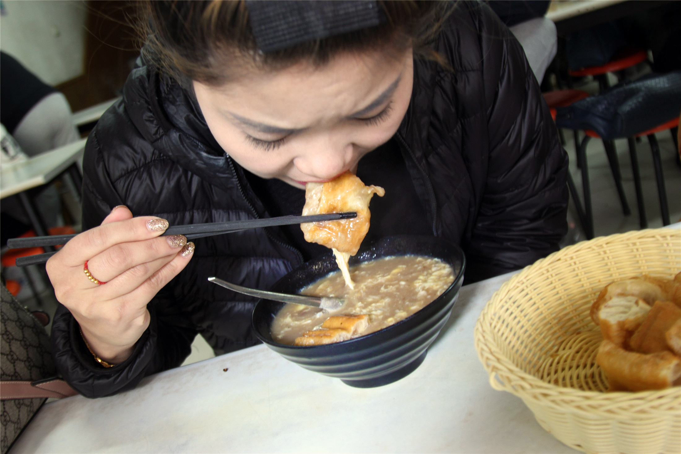 百年糁馆日销1900碗一锅浓汤熬18个小时