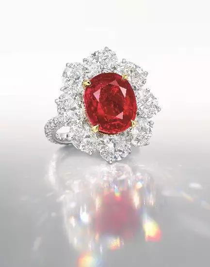 以7894万港元成交,以每克拉超过101万美元位列红宝石世界第三高价纪录
